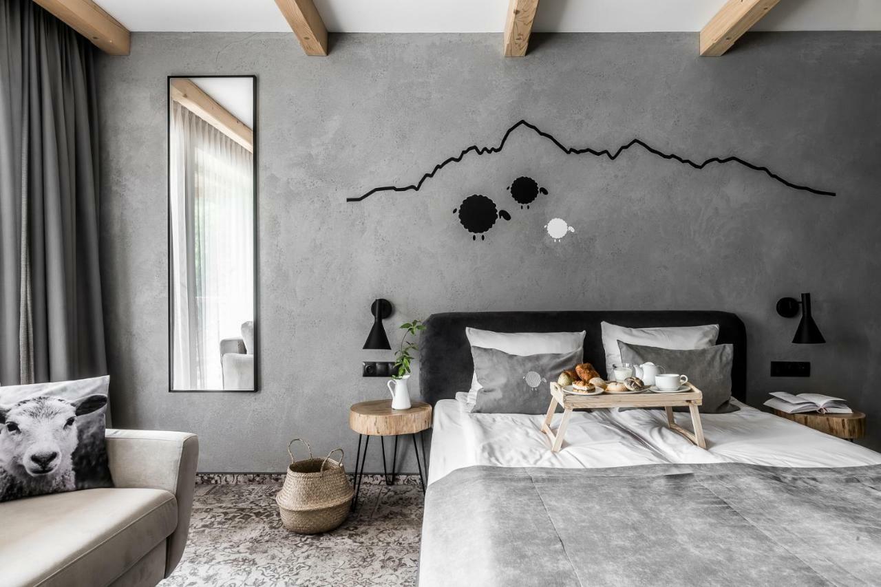 Bed and Breakfast Biala Owca Закопане Екстер'єр фото A bedroom with a concrete wall