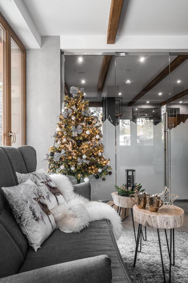 Bed and Breakfast Biala Owca Закопане Екстер'єр фото A Christmas tree in a living room